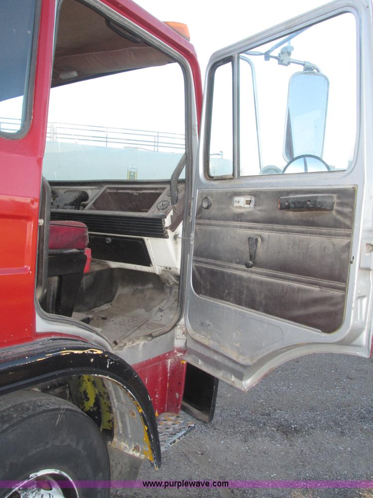 image for item G9817 1990 Mack MS200P service truck