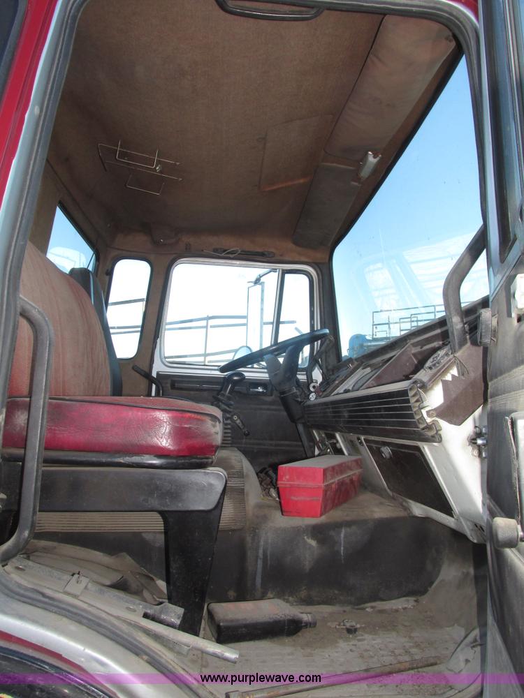 image for item G9817 1990 Mack MS200P service truck