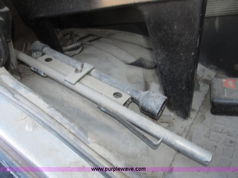 image for item G9817 1990 Mack MS200P service truck