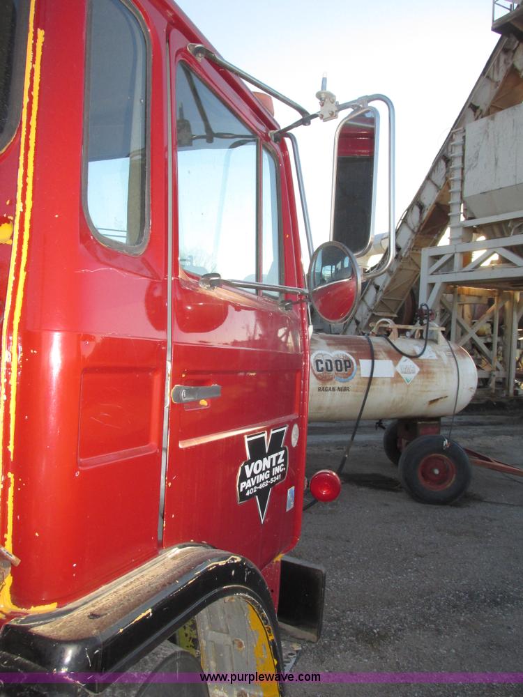 image for item G9817 1990 Mack MS200P service truck