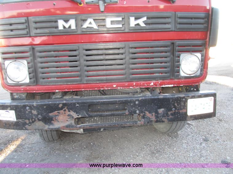image for item G9817 1990 Mack MS200P service truck