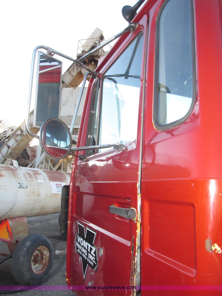 image for item G9817 1990 Mack MS200P service truck