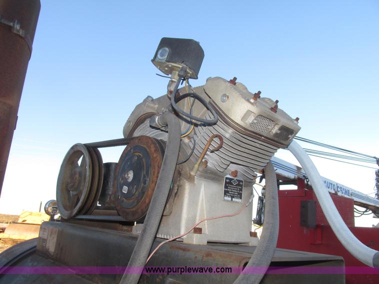 image for item G9817 1990 Mack MS200P service truck