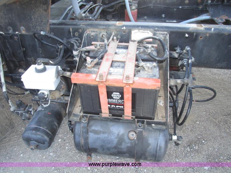 image for item G9817 1990 Mack MS200P service truck