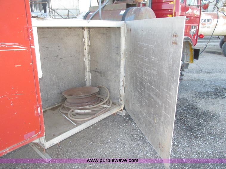 image for item G9817 1990 Mack MS200P service truck