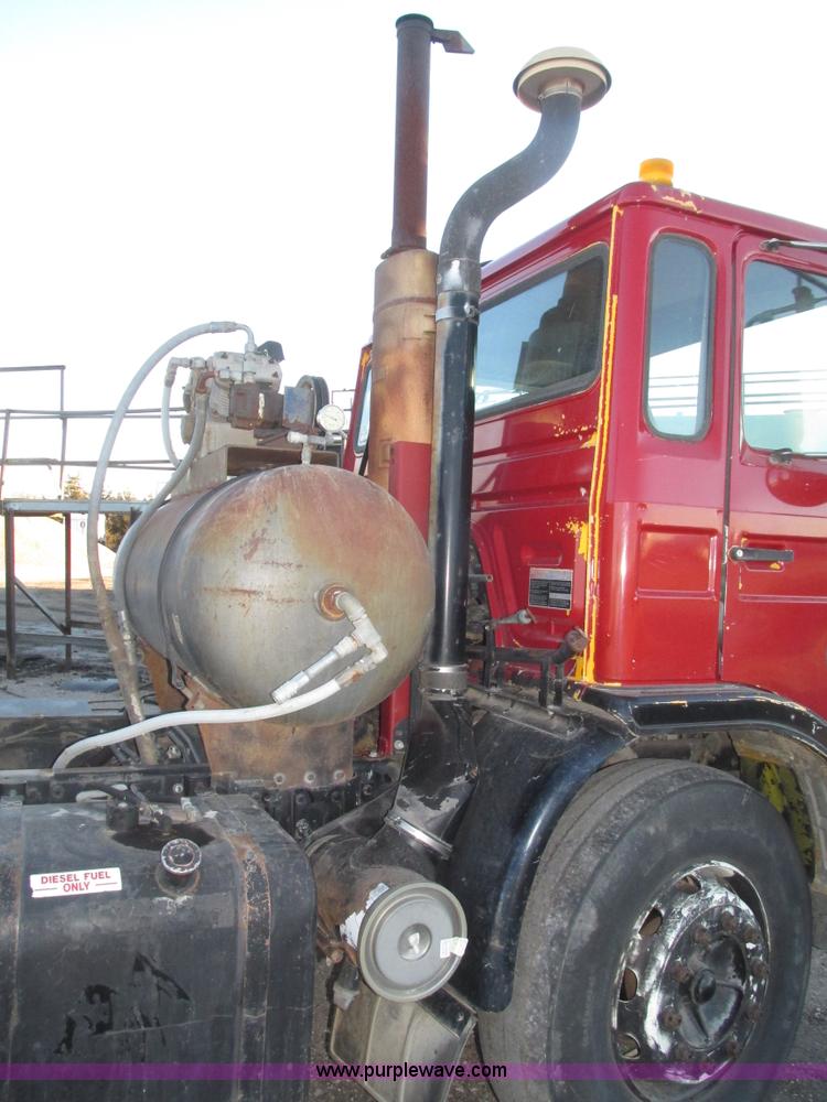 image for item G9817 1990 Mack MS200P service truck