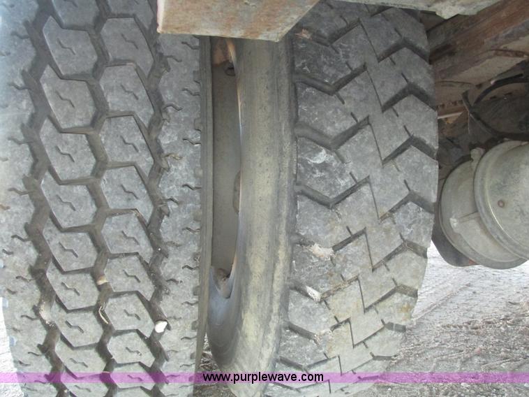 image for item G9817 1990 Mack MS200P service truck