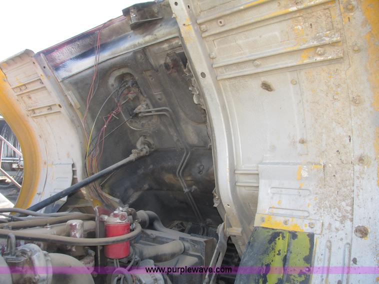 image for item G9817 1990 Mack MS200P service truck