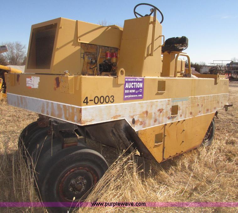 image for item G9822 Dresser pneumatic tire roller