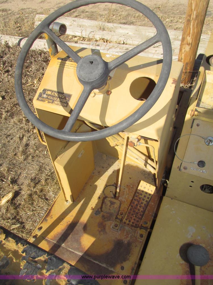 image for item G9822 Dresser pneumatic tire roller