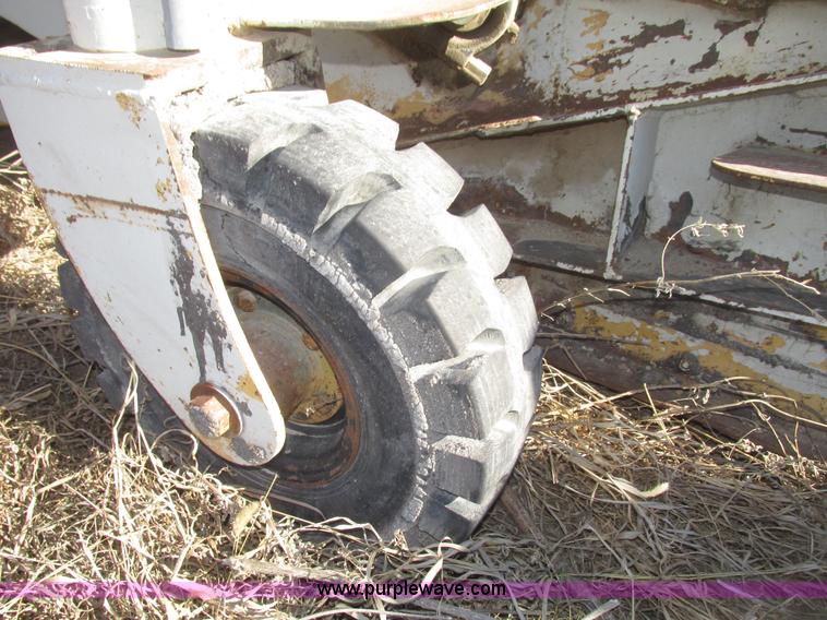 image for item G9823 Windrow elevator