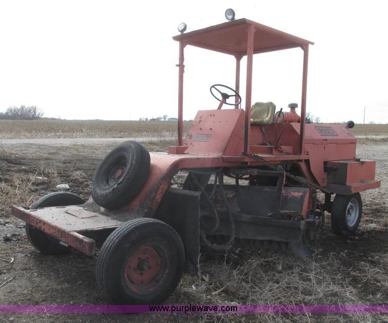 image for item G9834 Rosco RB-38 broom