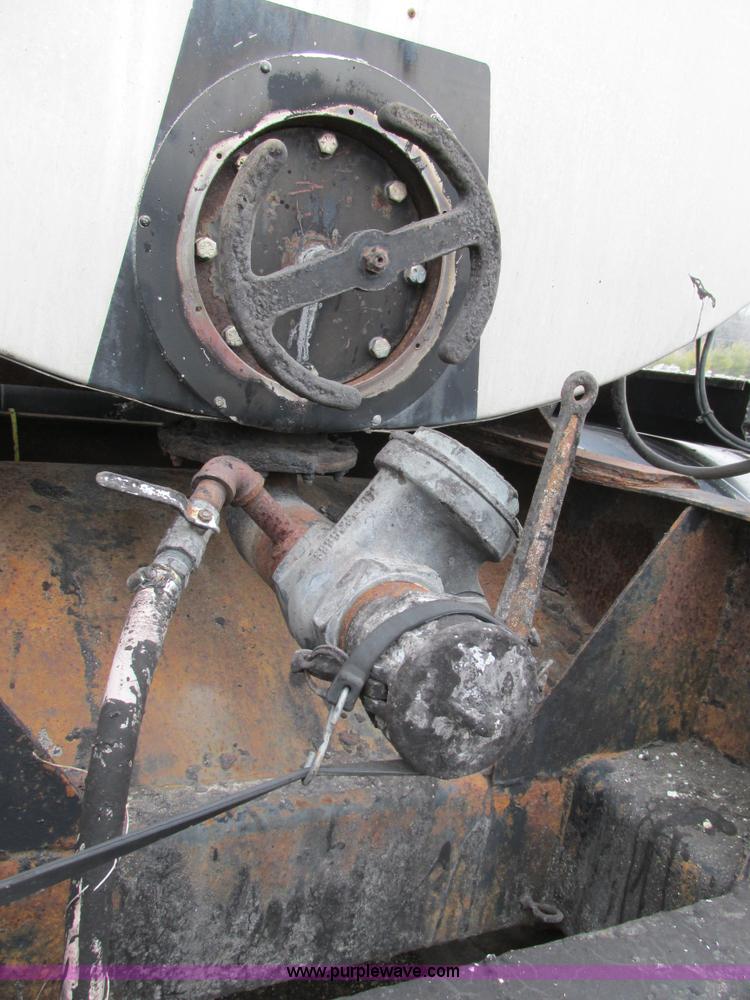 image for item H7572 1992 Etnyre asphalt tanker trailer