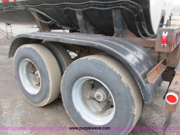 image for item H7572 1992 Etnyre asphalt tanker trailer