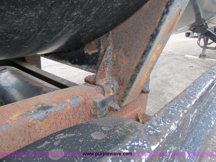image for item H7572 1992 Etnyre asphalt tanker trailer