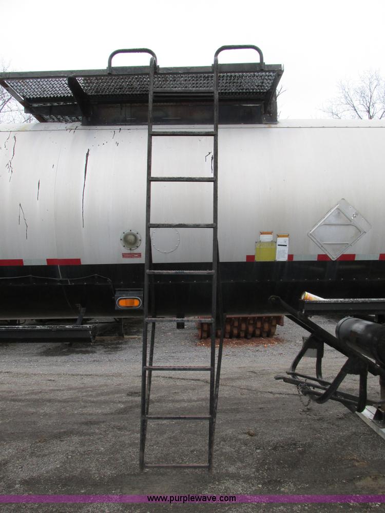 image for item H7572 1992 Etnyre asphalt tanker trailer