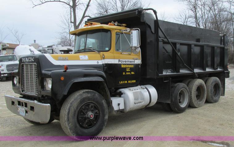 image for item H7608 1990 Mack RD690S dump truck