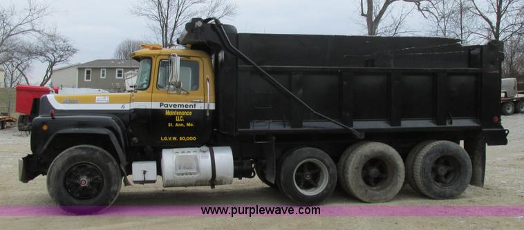 image for item H7608 1990 Mack RD690S dump truck