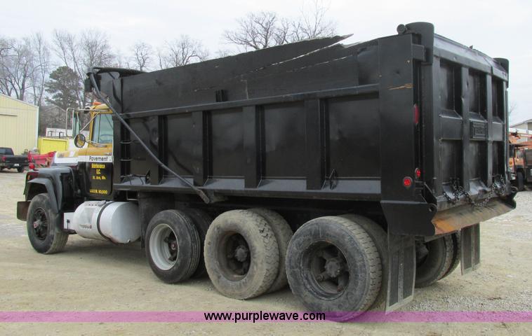 image for item H7608 1990 Mack RD690S dump truck
