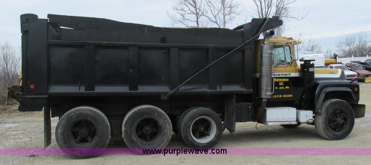 image for item H7608 1990 Mack RD690S dump truck