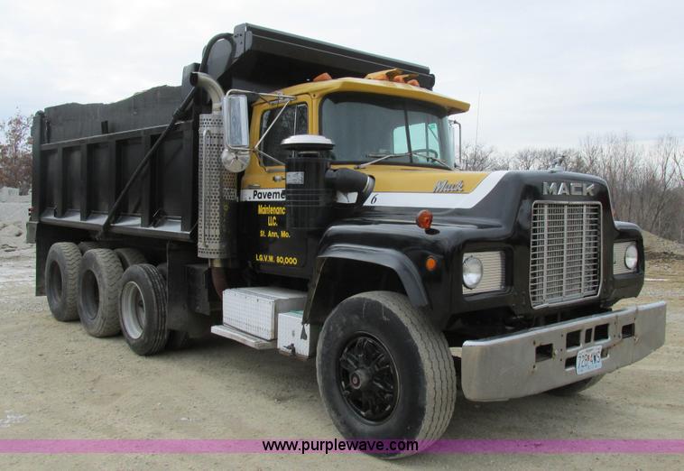 image for item H7608 1990 Mack RD690S dump truck