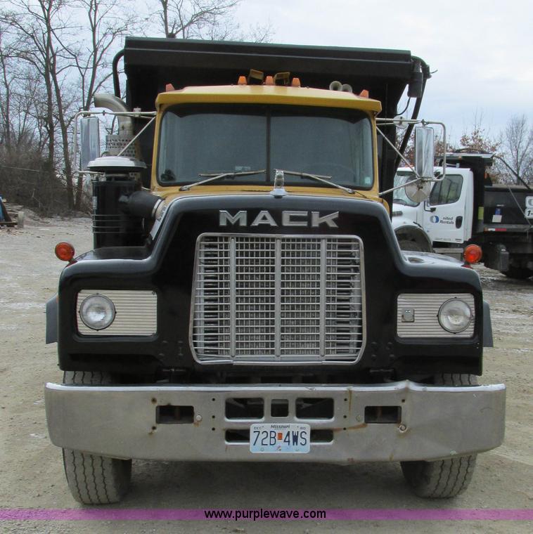 image for item H7608 1990 Mack RD690S dump truck