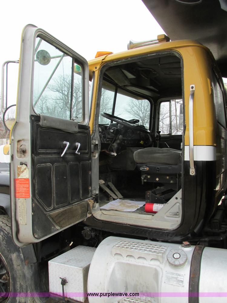 image for item H7608 1990 Mack RD690S dump truck