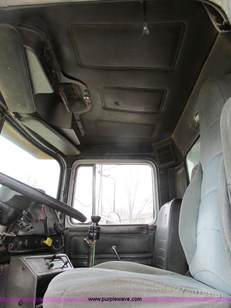 image for item H7608 1990 Mack RD690S dump truck