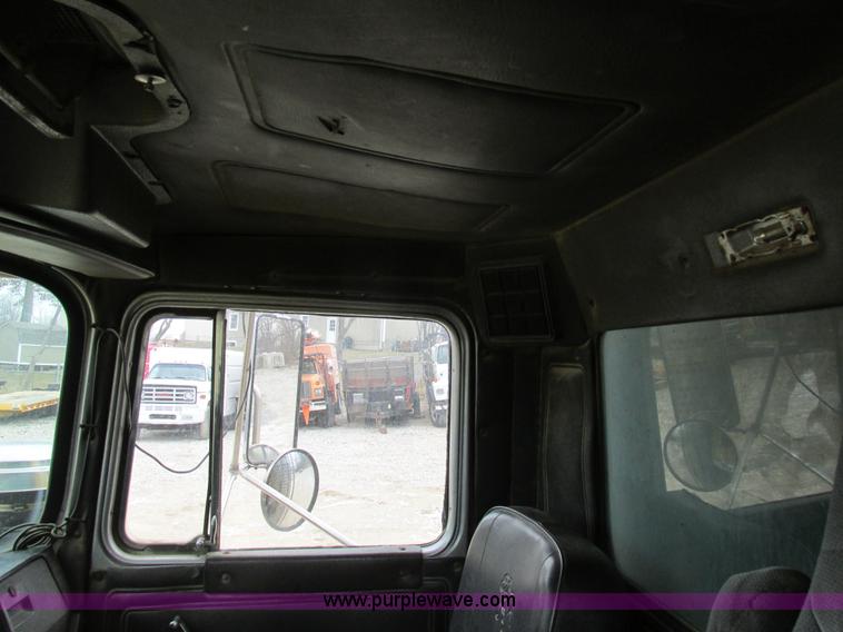 image for item H7608 1990 Mack RD690S dump truck