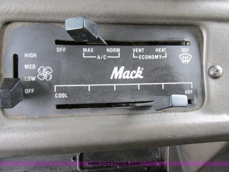 image for item H7608 1990 Mack RD690S dump truck