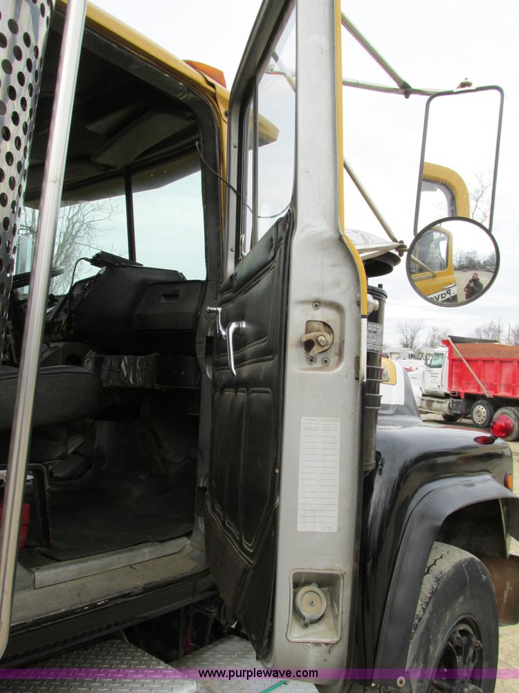 image for item H7608 1990 Mack RD690S dump truck