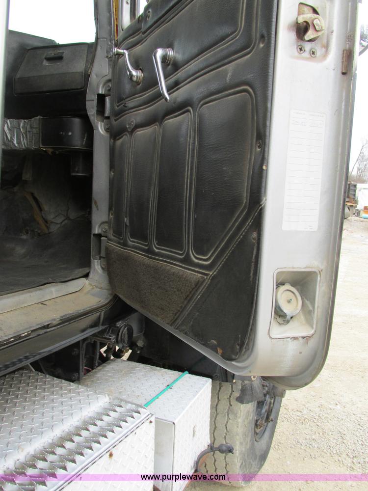 image for item H7608 1990 Mack RD690S dump truck