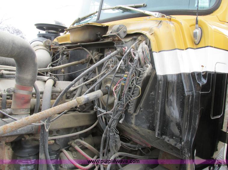 image for item H7608 1990 Mack RD690S dump truck