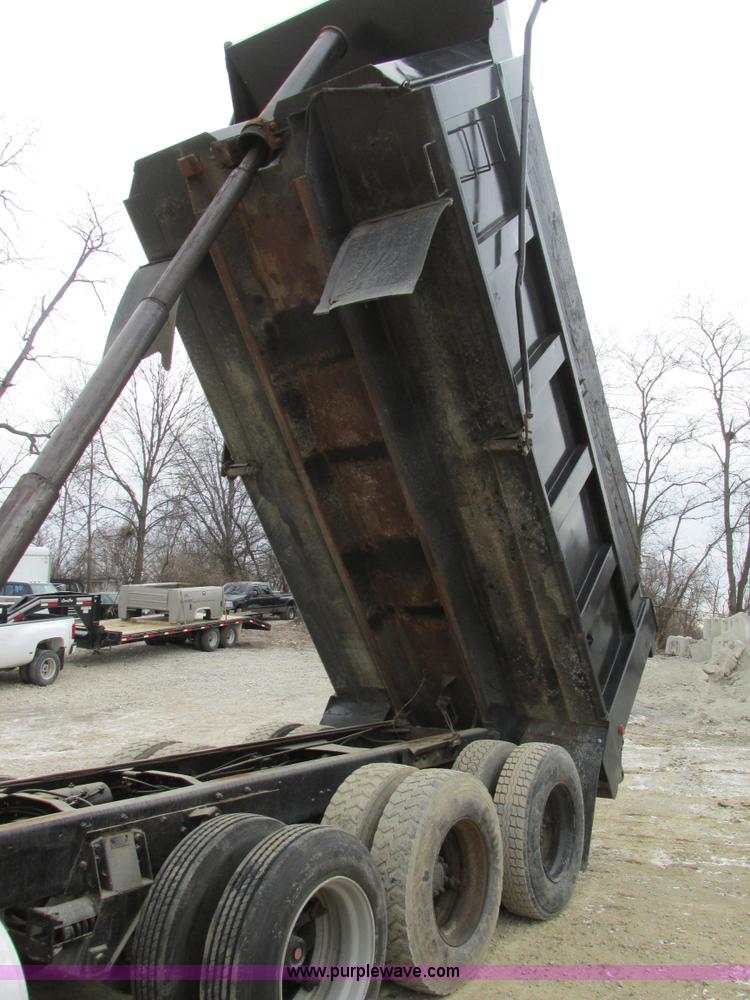 image for item H7608 1990 Mack RD690S dump truck