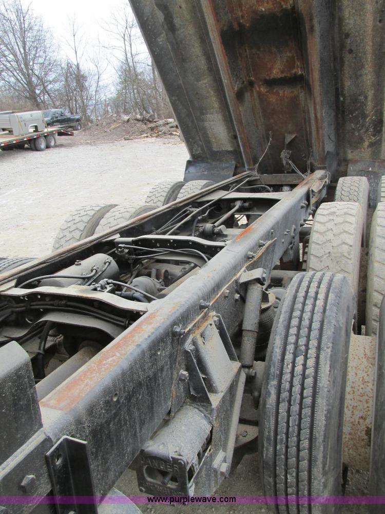 image for item H7608 1990 Mack RD690S dump truck