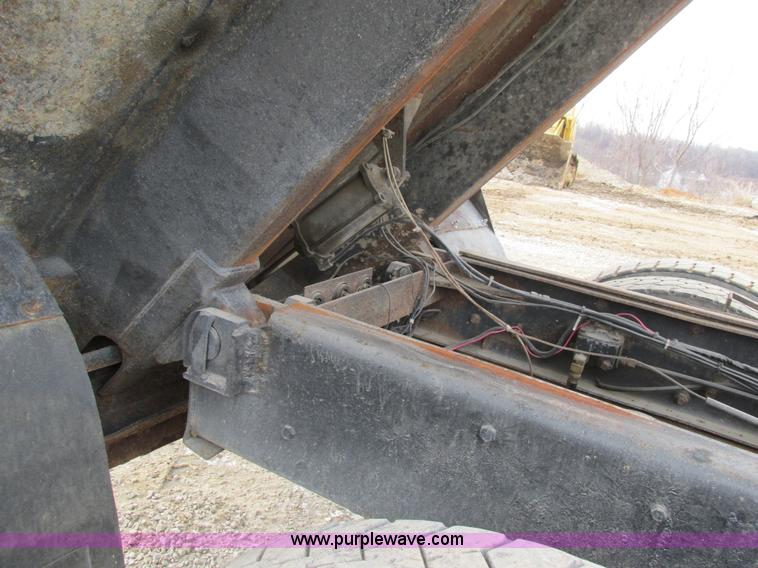 image for item H7608 1990 Mack RD690S dump truck