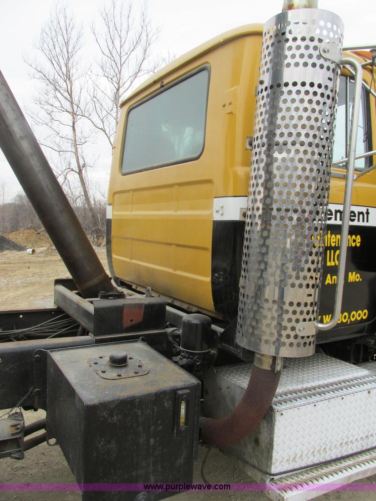 image for item H7608 1990 Mack RD690S dump truck