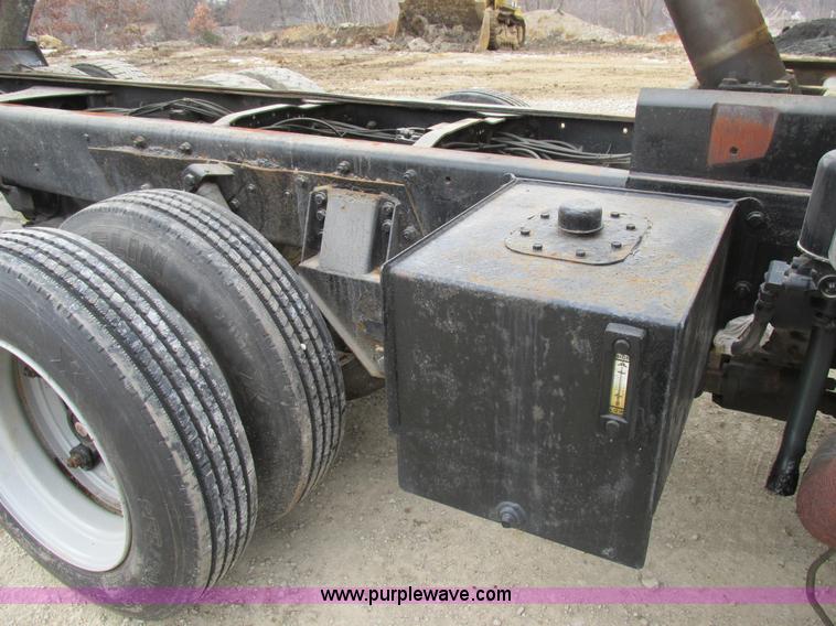 image for item H7608 1990 Mack RD690S dump truck