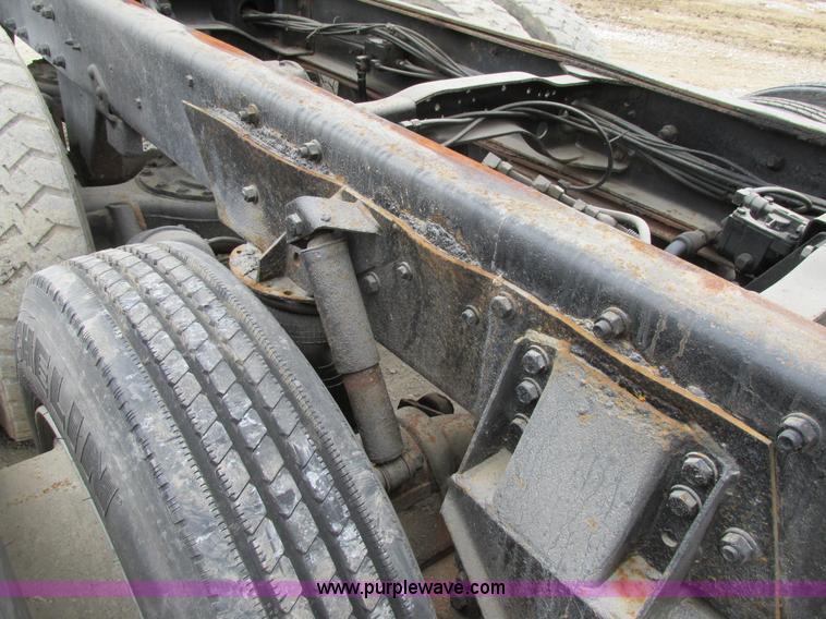 image for item H7608 1990 Mack RD690S dump truck