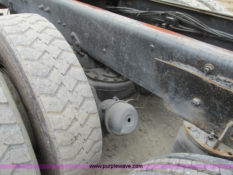 image for item H7608 1990 Mack RD690S dump truck