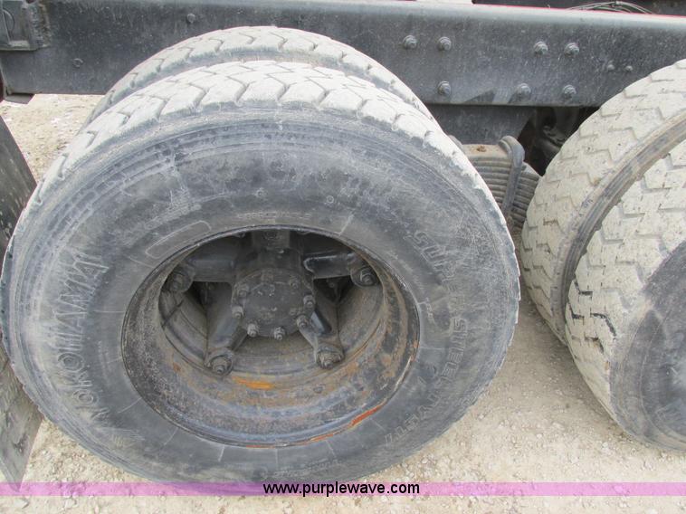 image for item H7608 1990 Mack RD690S dump truck