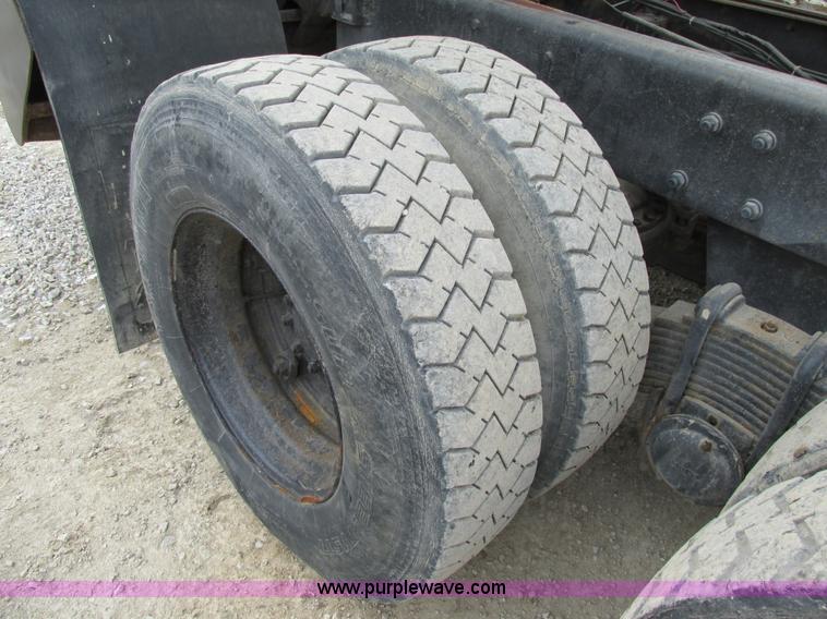 image for item H7608 1990 Mack RD690S dump truck