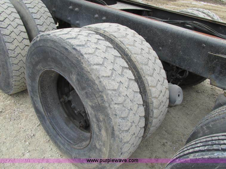 image for item H7608 1990 Mack RD690S dump truck