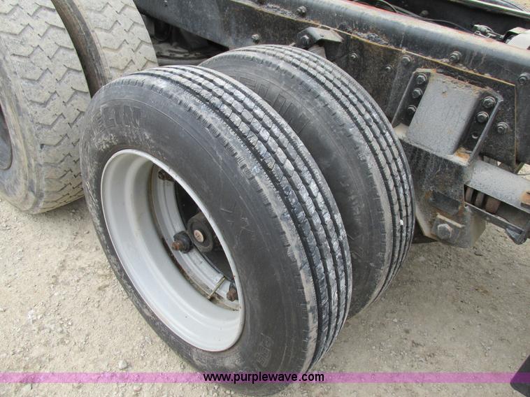 image for item H7608 1990 Mack RD690S dump truck