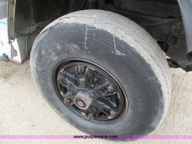 image for item H7608 1990 Mack RD690S dump truck