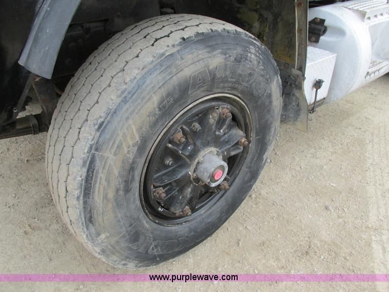 image for item H7608 1990 Mack RD690S dump truck