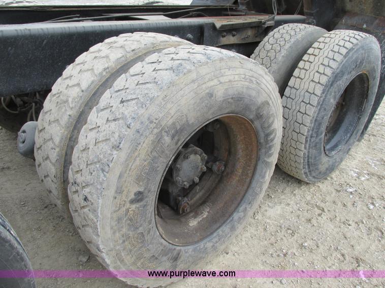 image for item H7608 1990 Mack RD690S dump truck