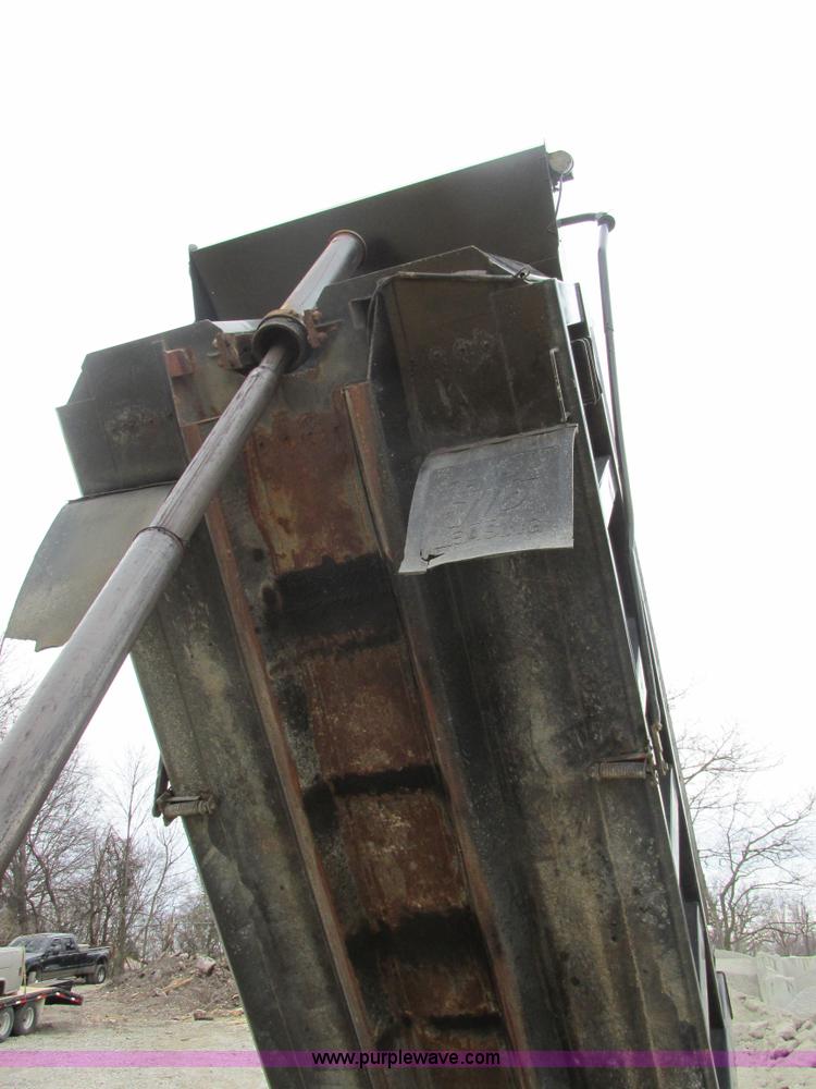 image for item H7608 1990 Mack RD690S dump truck