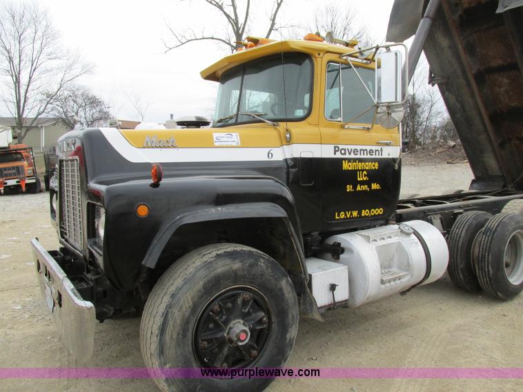 image for item H7608 1990 Mack RD690S dump truck
