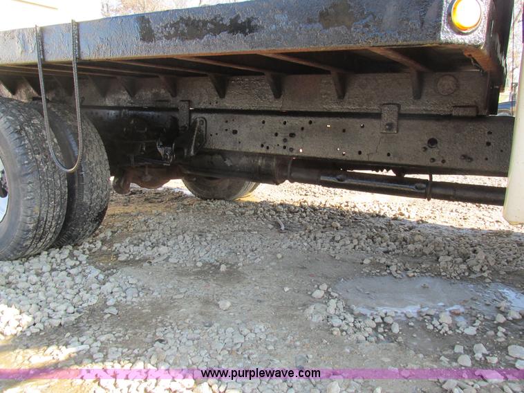 image for item H7613 1999 Ford F350 Super Duty XL flatbed pickup truck